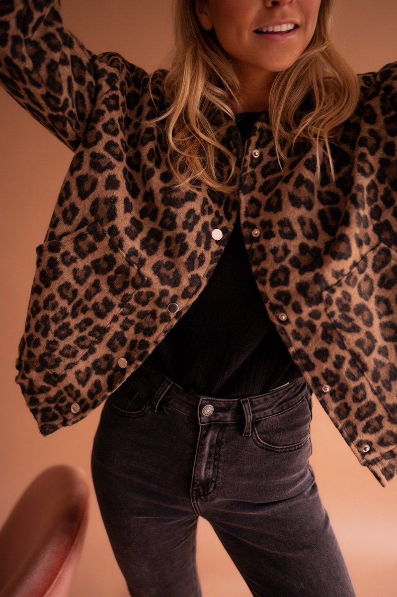 Stylish Leopard-Print Jacket for Women Snap-Button Oversized